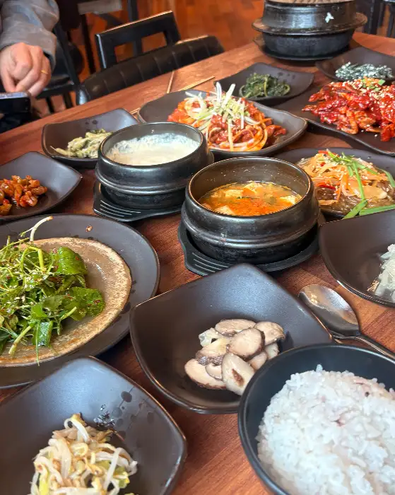 솥밥과 반찬들