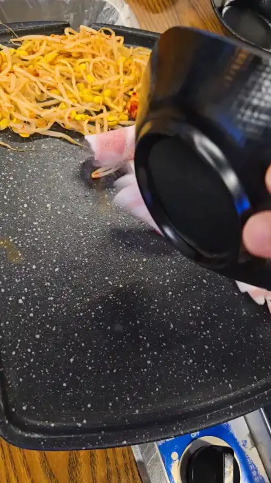 직원이 껍데기를 누르는 도구를 챙겨주고 있는 모습