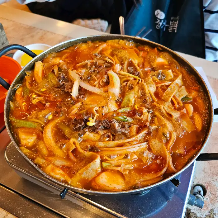 푸짐하게 끓고 있는 떡볶이 전골