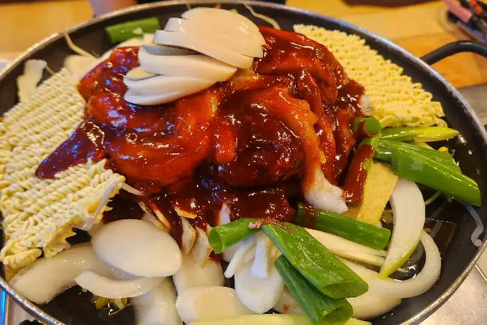 낙지 사리가 올라간 떡볶이