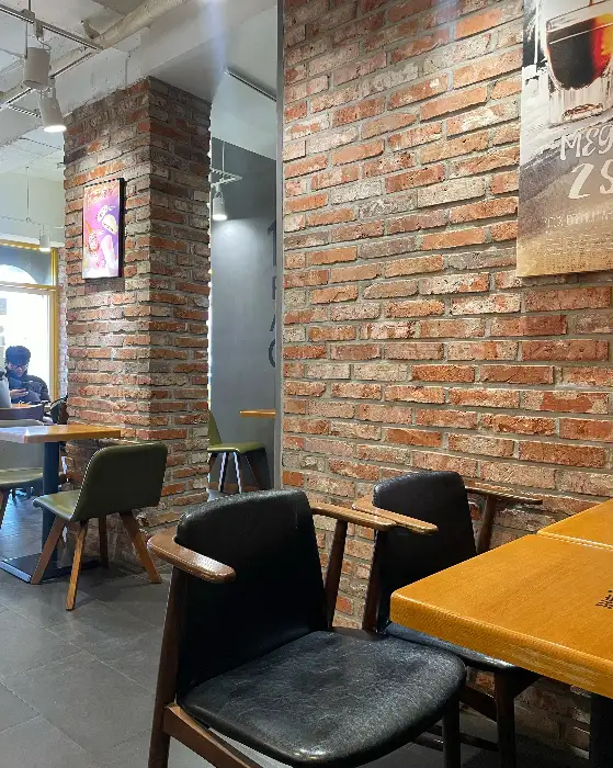카페 내부의 벽돌 인테리어와 테이블