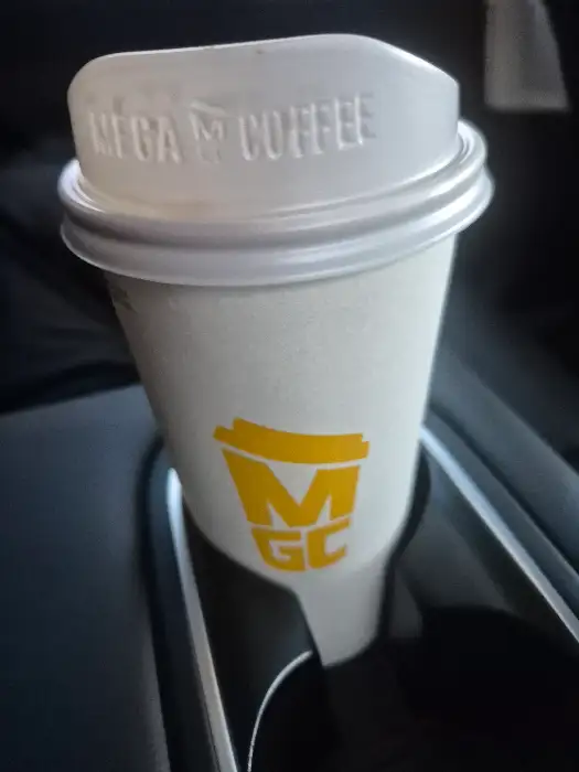 메가커피 로고가 찍힌 테이크아웃 컵