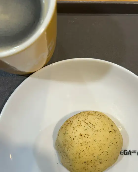 커피와 함께 나온 쿠키 사진