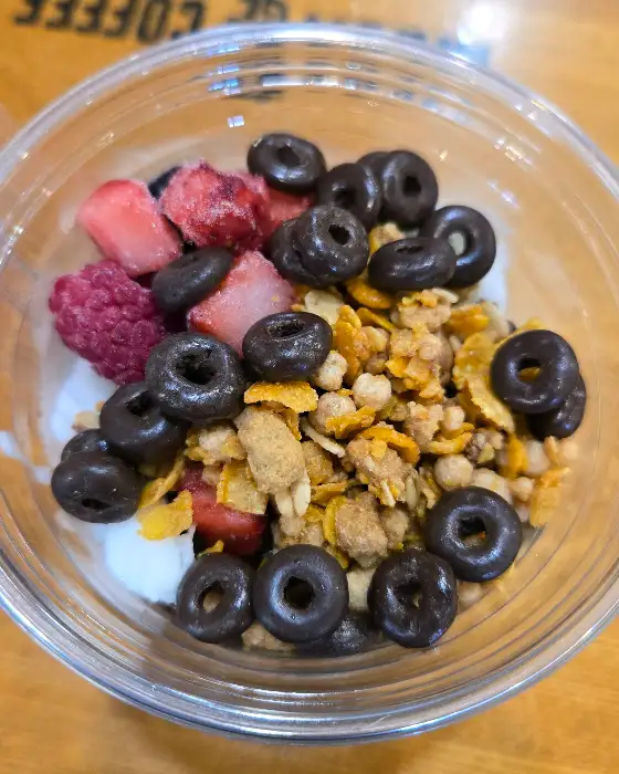 컵 안에 담긴 요거트와 과일, 시리얼