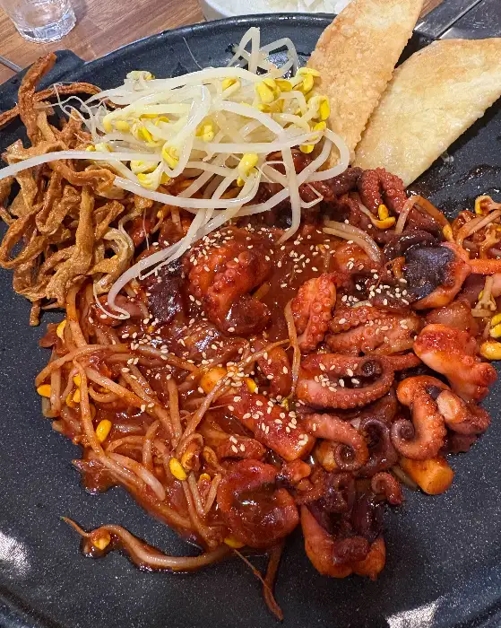 기본으로 제공되는 튀김만두와 깻잎