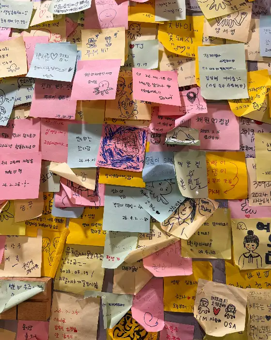 벽면을 장식한 포스트잇