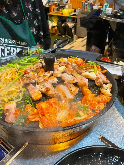 철판에 볶아지는 쭈꾸미와 삼겹살, 채소