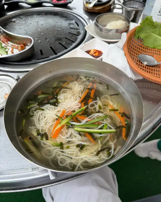맛있어 보이는 찌개와 곁들임 반찬