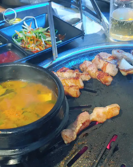 푸짐한 찌개와 삼겹살