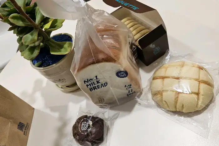 우유 식빵, 멜론빵, 초코 쿠키 등이 담긴 봉투와 상자