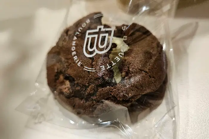 초코칩이 박힌 둥근 초코 머핀