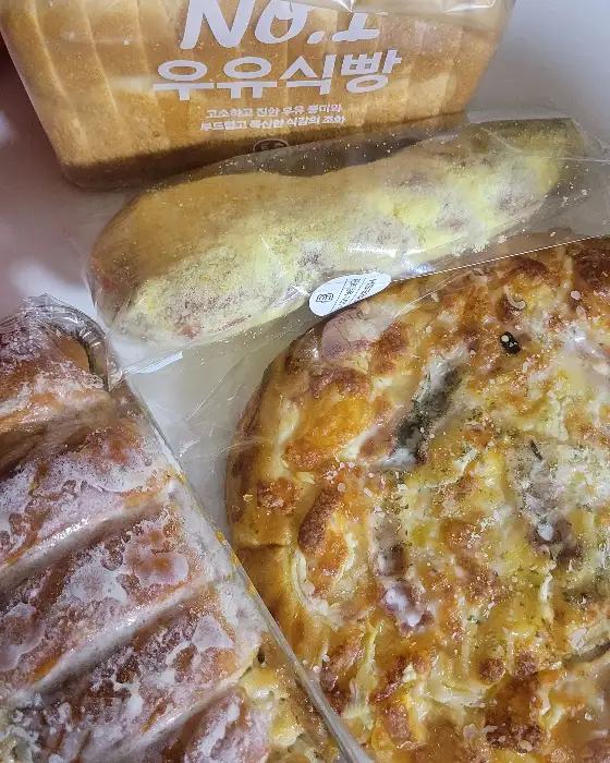 우유 식빵과 빵들이 포장되어 있는 모습