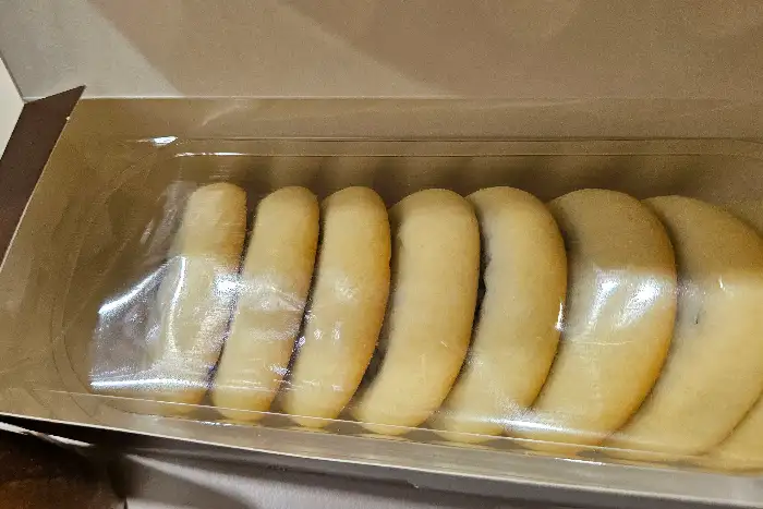 상자 안에 가지런히 담긴 길쭉한 빵들