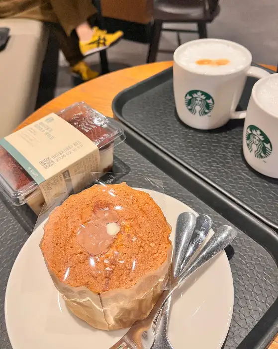 맛있는 디저트와 커피