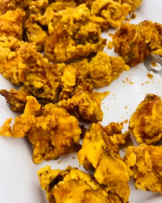 바삭한 치킨 조각들