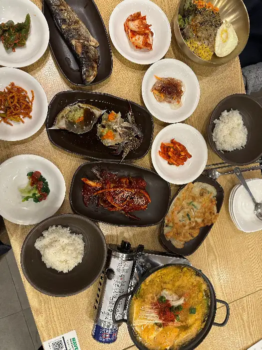 푸짐하게 차려진 게장 정식 한 상