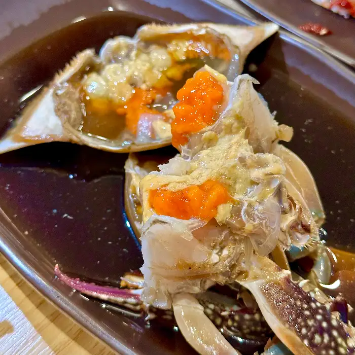 간장게장의 알찬 속살과 알