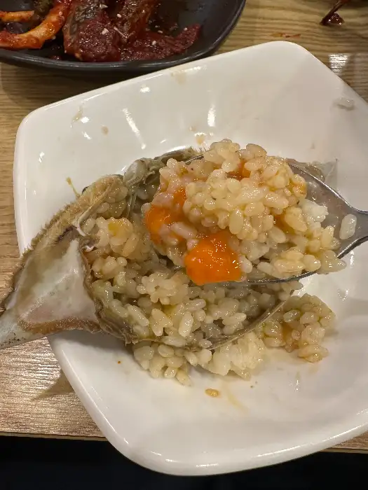 게장에 밥을 비벼 먹는 모습