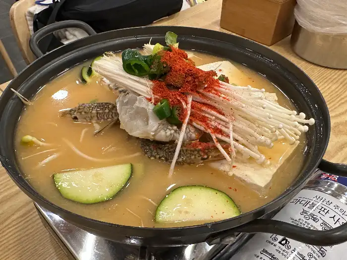 꽃게 된장찌개의 푸짐한 모습
