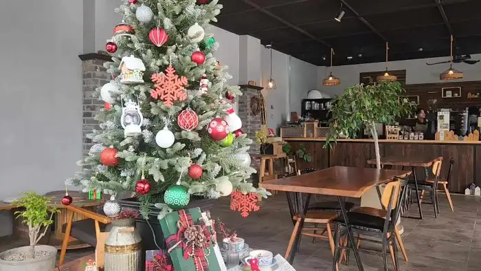 카페 내부의 크리스마스 트리와 테이블