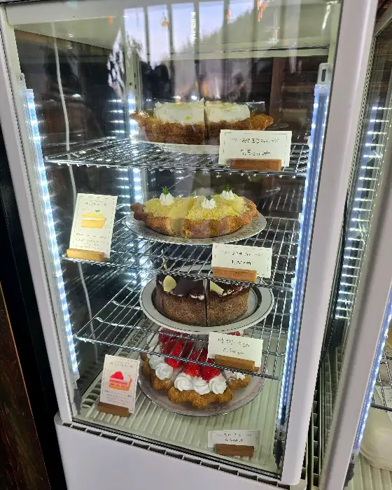 진열장에 놓인 다양한 파이와 타르트