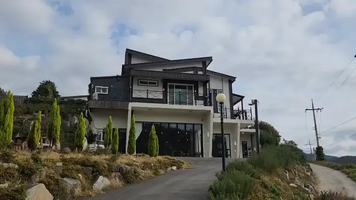 산 위에 지어진 독특한 외관의 카페 건물