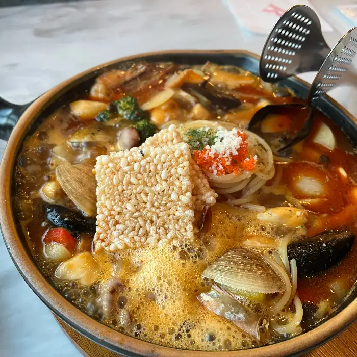 스테이크하우스 로아의 누룽지 해물 뚝배기 파스타