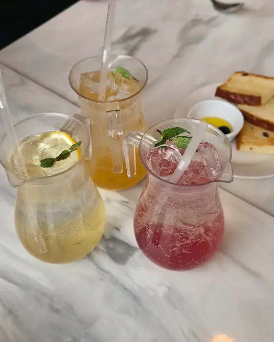 스테이크하우스 로아의 음료와 빵