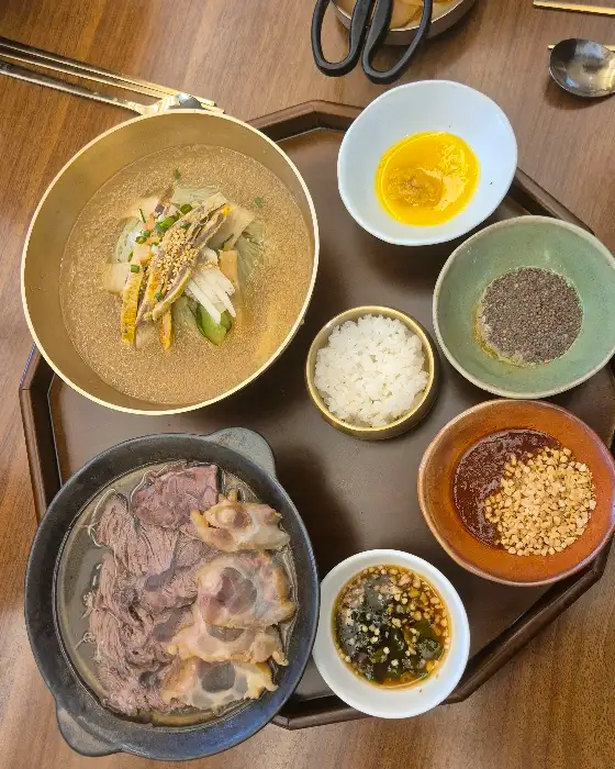 따뜻한 한우 사태 수육과 육수