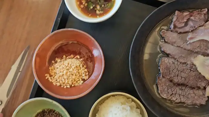 냉면을 소스에 찍어 먹는 모습