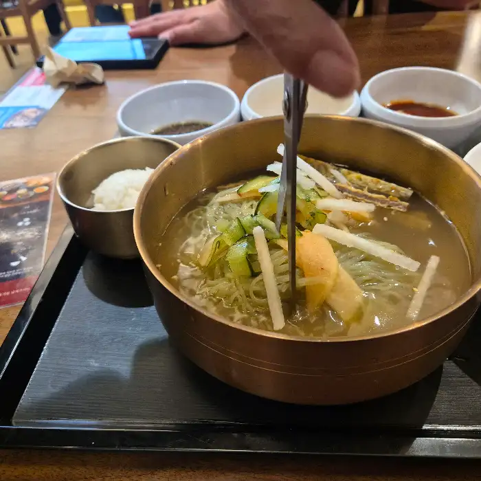 다양한 소스와 함께 제공된 냉면