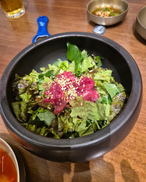 밥을 냉면 육수에 말아 먹는 모습