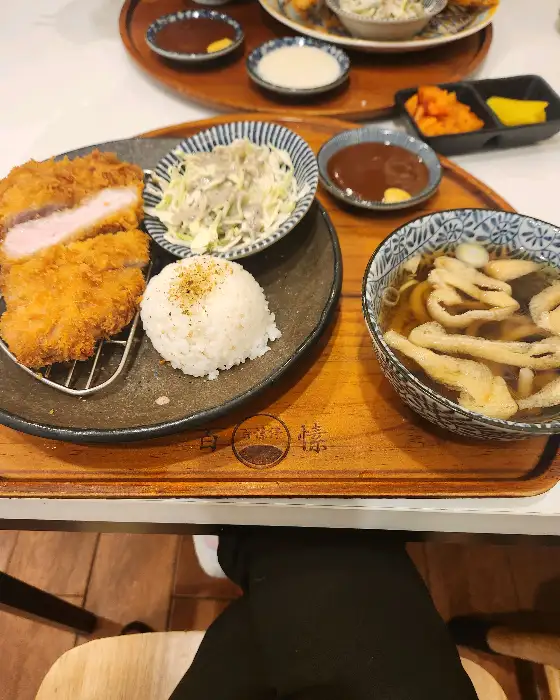 돈까스, 밥, 샐러드, 국물이 함께 나온 한상차림 사진