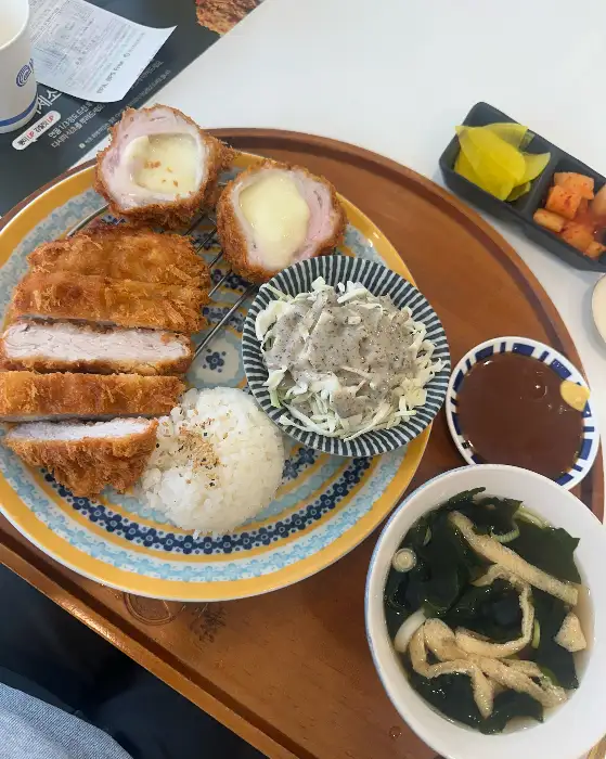 치즈돈까스와 밥, 샐러드, 국물이 함께 나온 사진