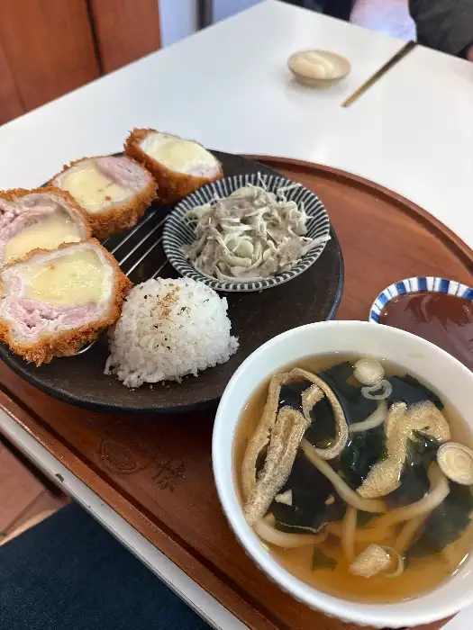 치즈돈까스와 밥, 샐러드, 국물, 그리고 소바까지 나온 사진