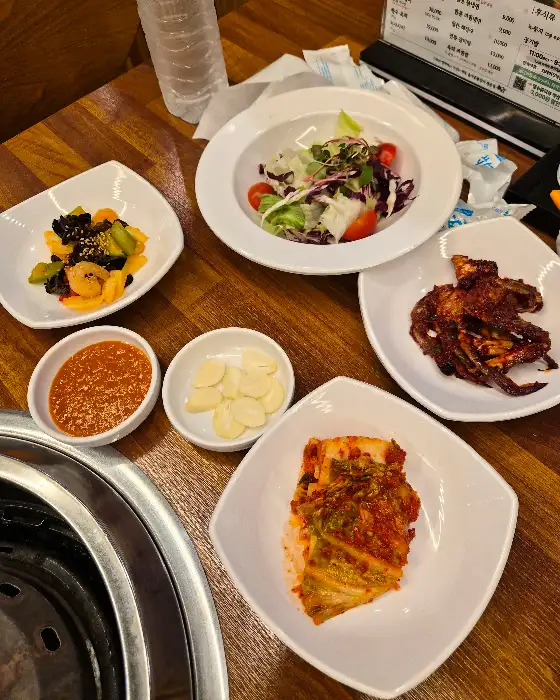 다양한 밑반찬과 함께 식탁을 가득 채운 모습