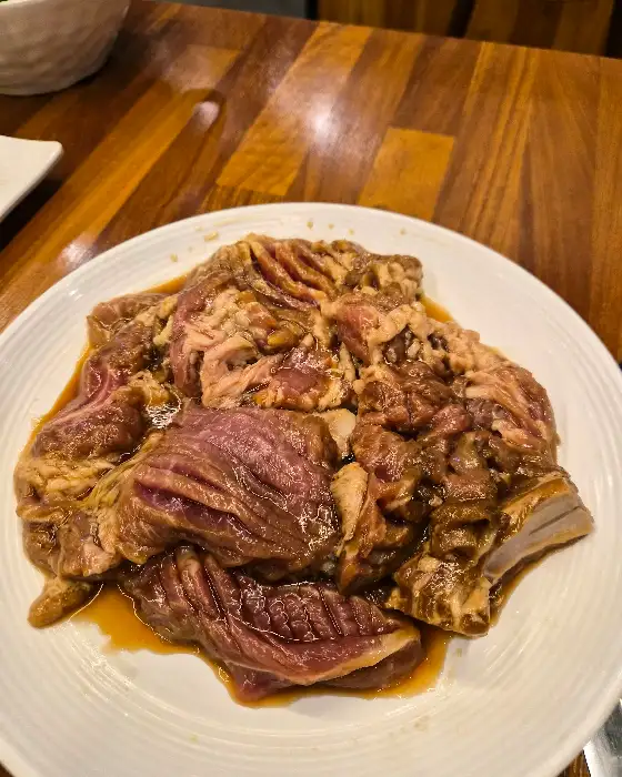 양념이 잘 배어든 돼지갈비의 모습