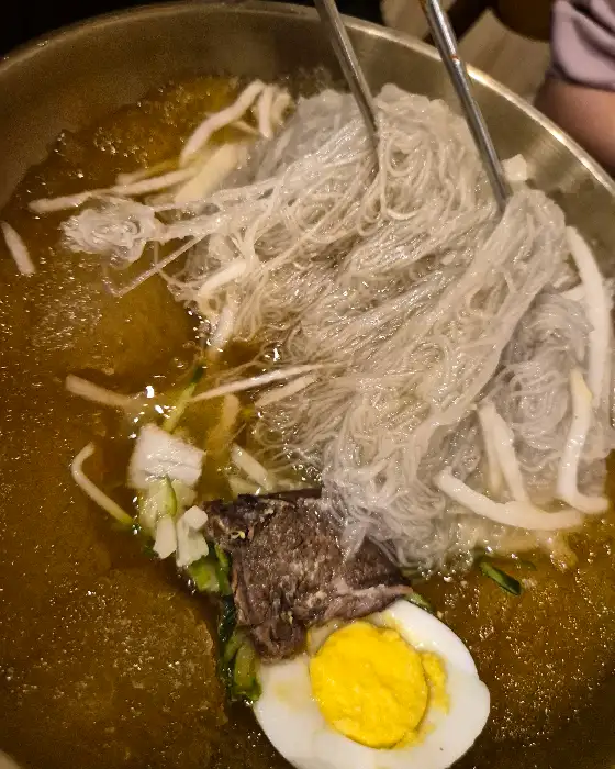 시원한 육수가 돋보이는 물냉면