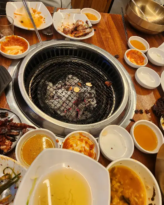 숯불 위에서 노릇하게 익어가는 돼지갈비