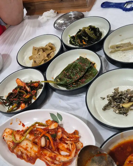 여러 가지 나물 무침과 조림 반찬들이 담긴 접시 모습