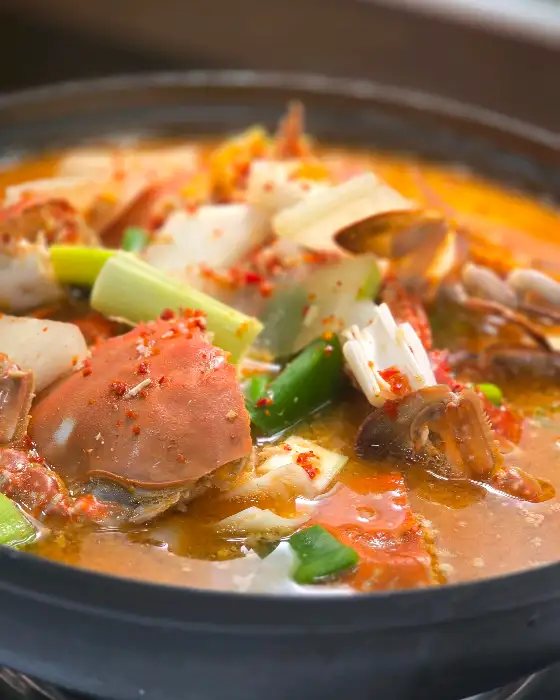 꽃게가 푸짐하게 담긴 꽃게탕 모습