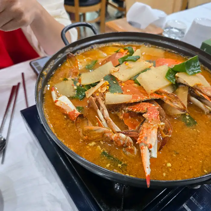 김이 모락모락 나는 꽃게탕 뚝배기 클로즈업 모습