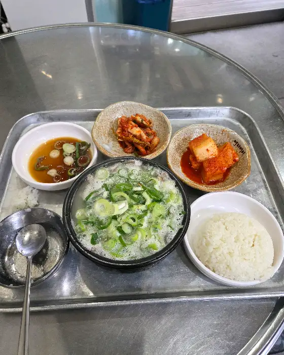 테이블 세팅된 소머리국밥 모습
