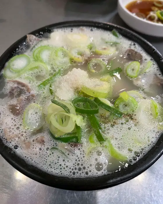 소머리국밥에 곁들여 나온 김치와 깍두기