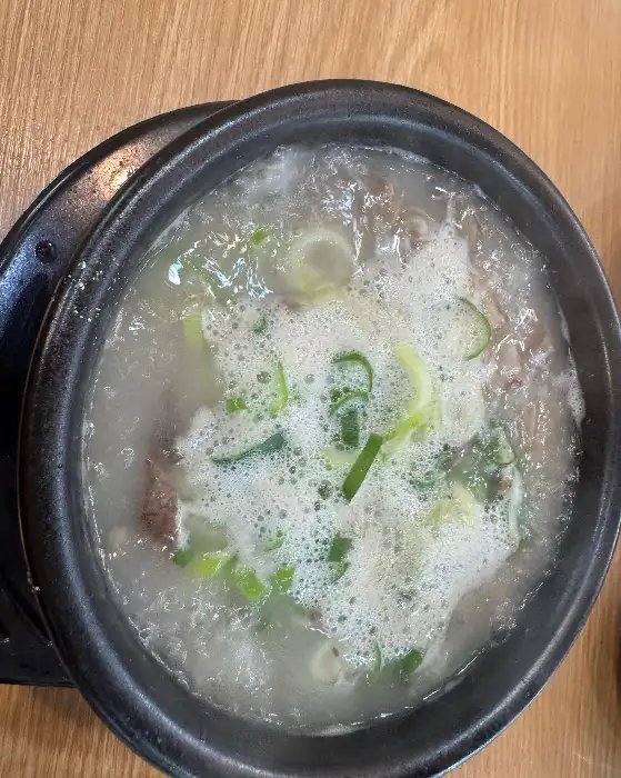 김이 모락모락 나는 소머리국밥