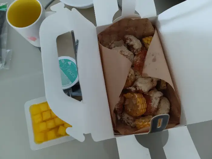 푸라닭 완도점의 넓고 쾌적한 내부 공간