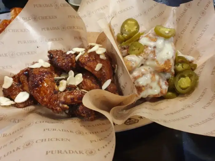 푸라닭 완도점의 먹음직스러운 치킨 메뉴