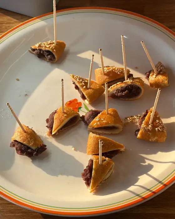 안에 팥이 꽉 찬 꿀빵 조각