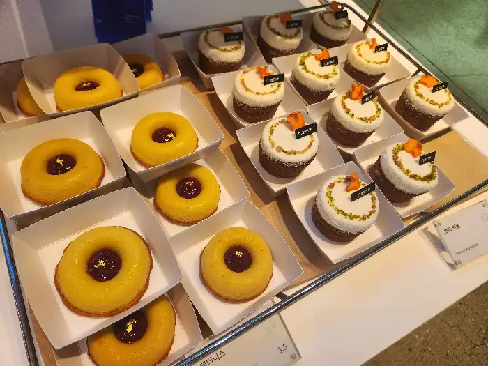 진열된 다양한 종류의 빵과 디저트