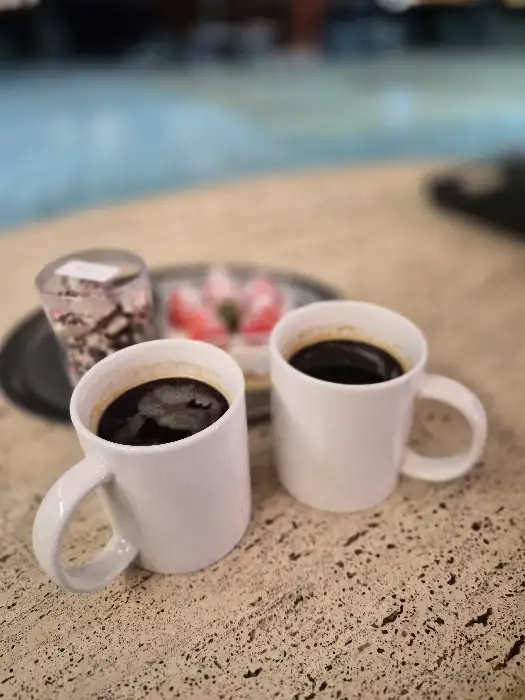 따뜻한 아메리카노 두 잔이 테이블 위에 놓여 있다